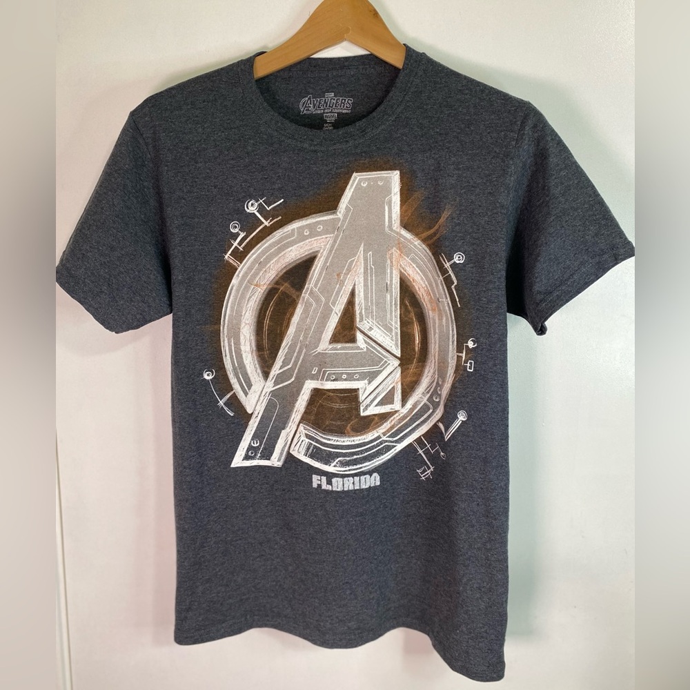 Marvel Avengers Men's Size Small Gray Short Sleeve Crewneck Graphic T-shirt